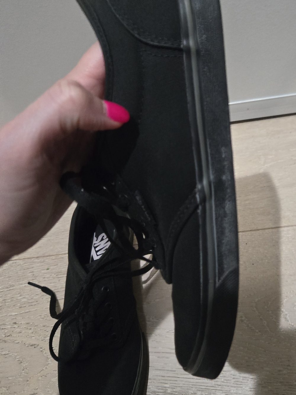 Vans Women's Black Classic Low Top Sneakers - Sz 6 - Picture 3 of 4
